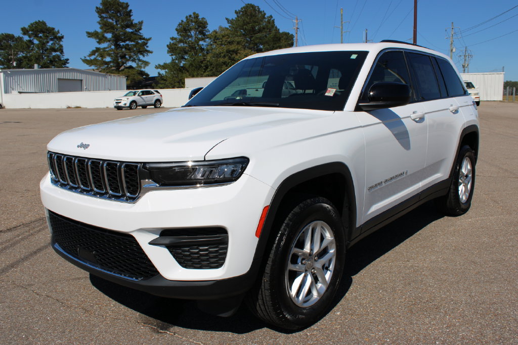 Used 2025 Jeep Grand Cherokee Laredo X RWD image 2