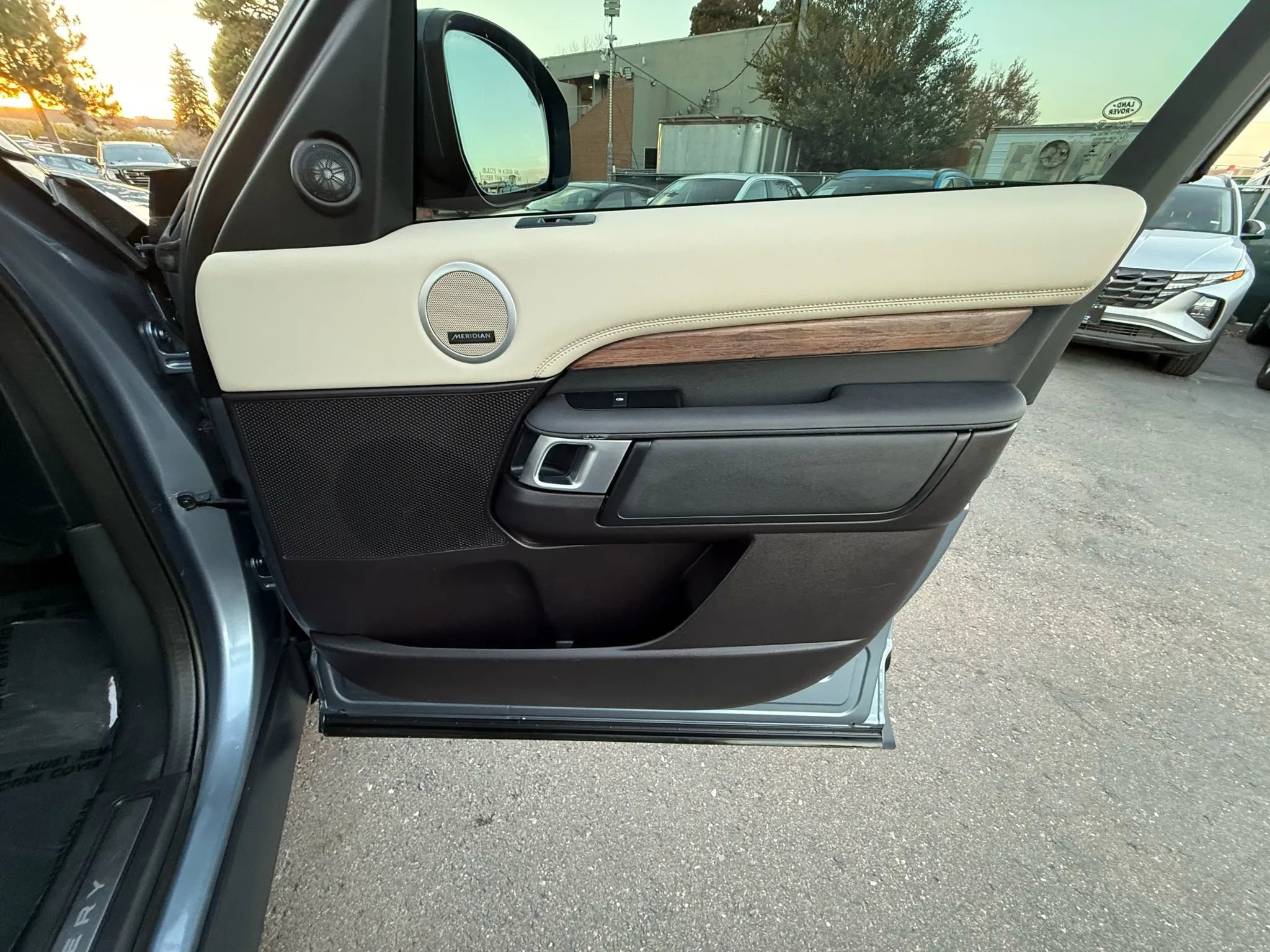 Used 2019 Land Rover Discovery HSE image 37