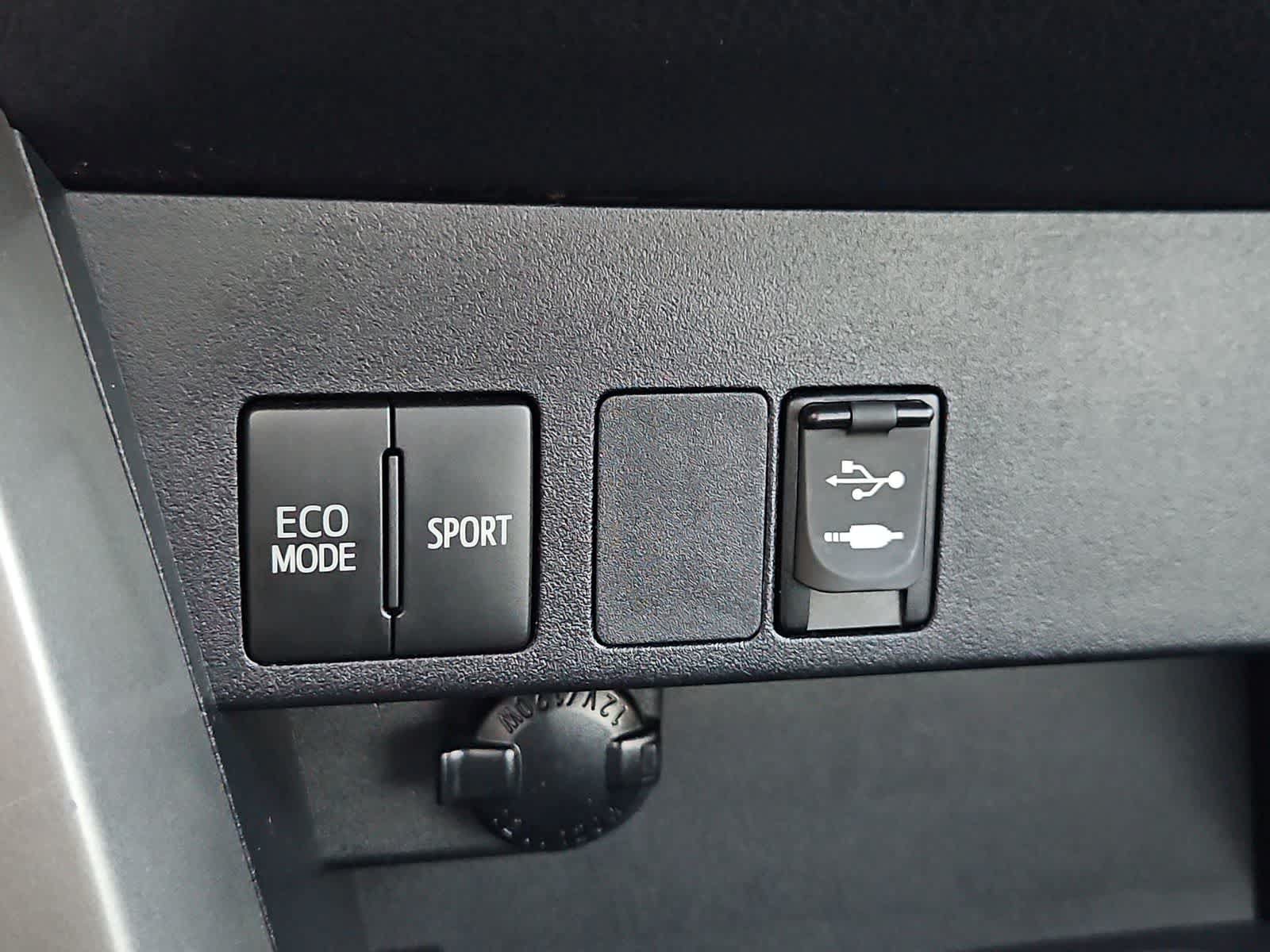 Used 2018 Toyota RAV4 LE FWD image 5