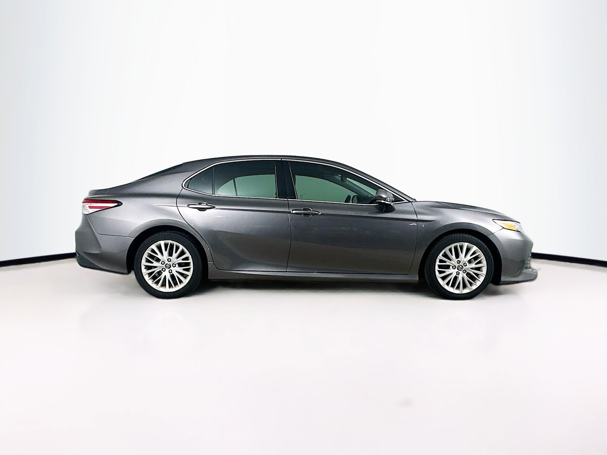 Used 2019 Toyota Camry XLE w/ Navigation Package FWD image 10