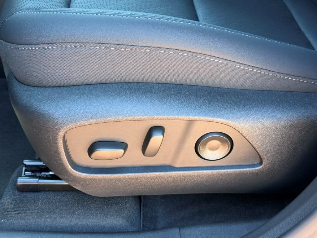 New 2026 Chevrolet Equinox LT w/ Convenience Package II FWD image 11