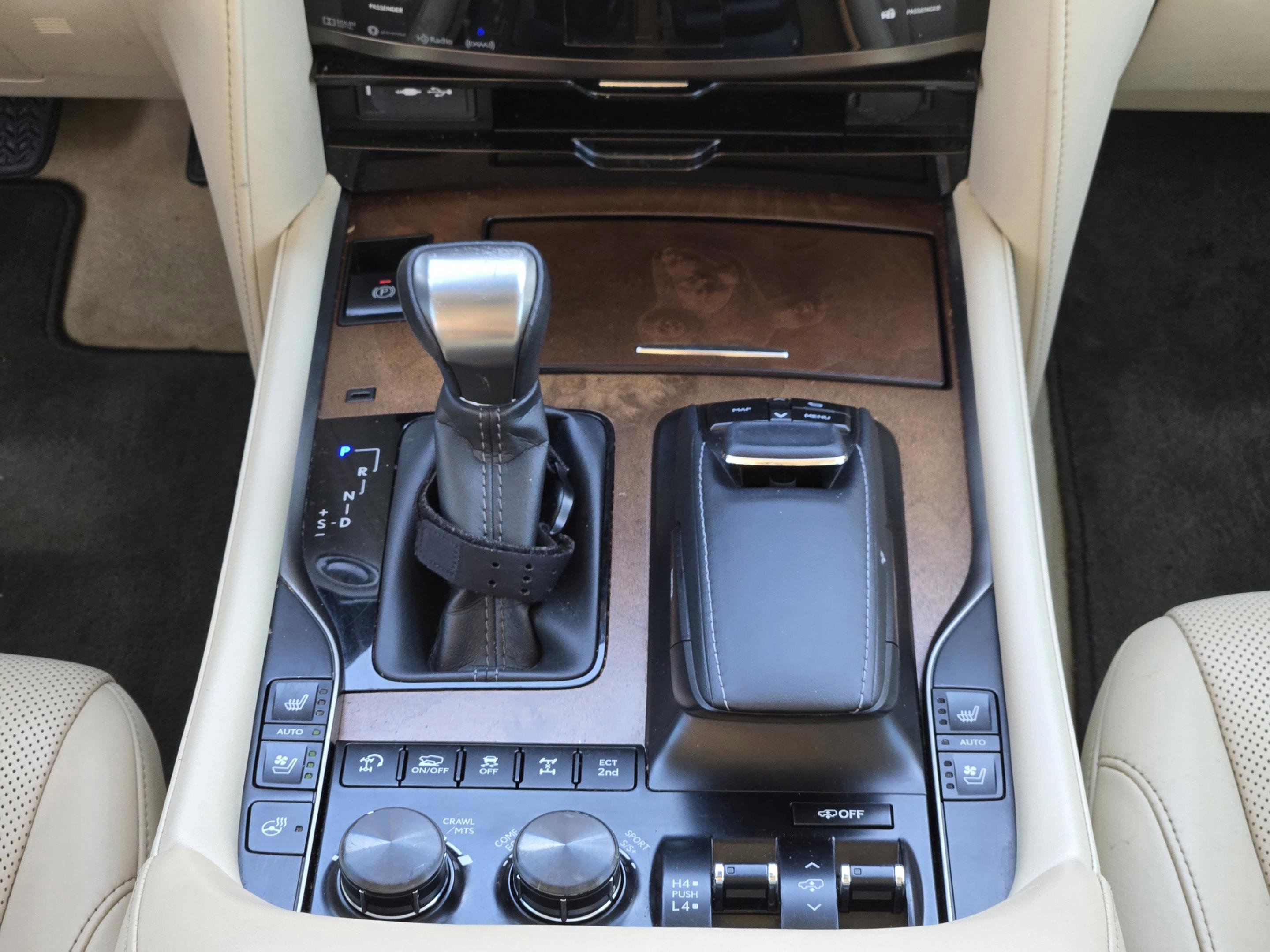 Used 2020 Lexus LX 570 4WD w/ Luxury Package image 27