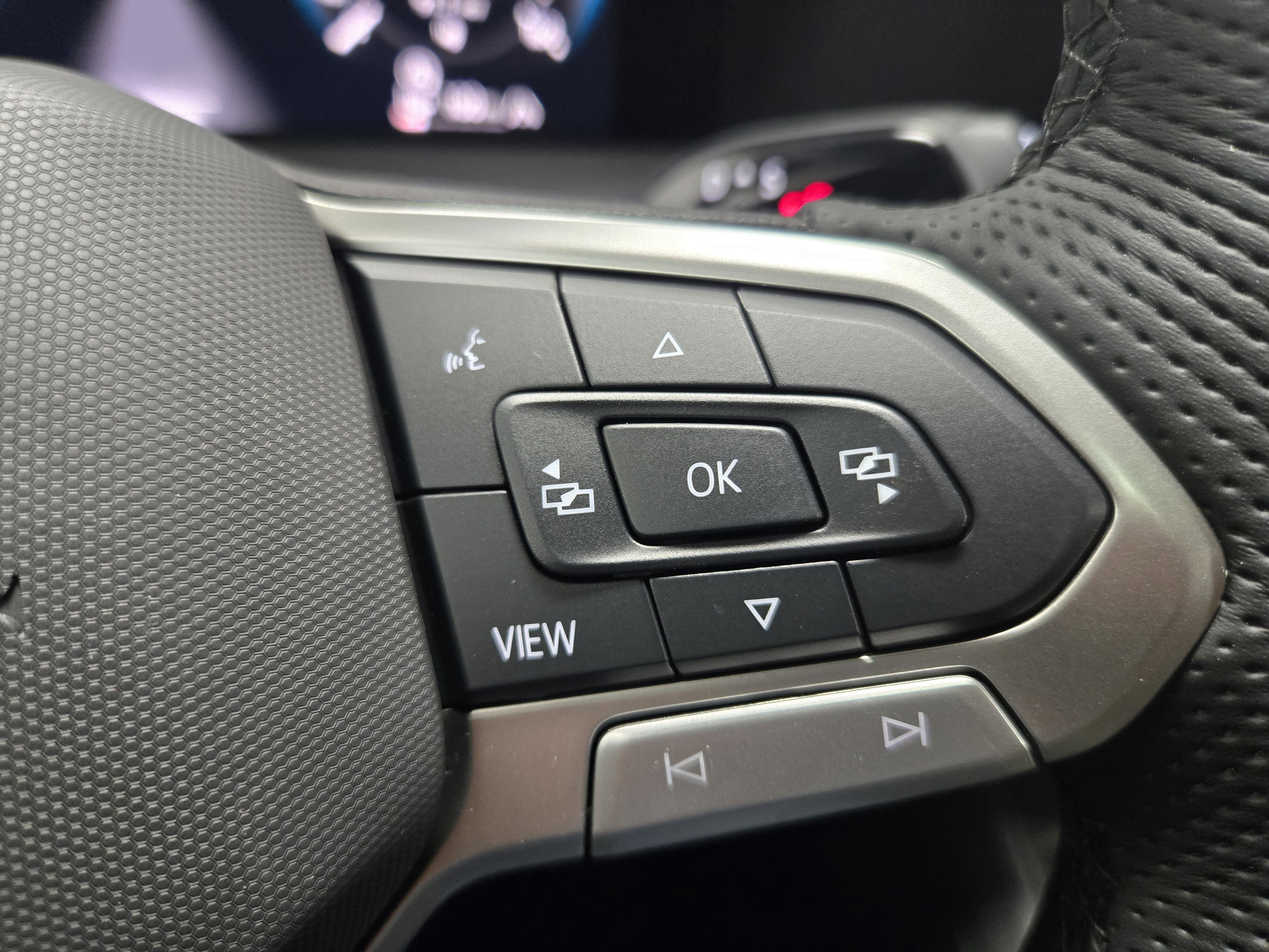 New 2025 Volkswagen Tiguan SE R-Line image 27