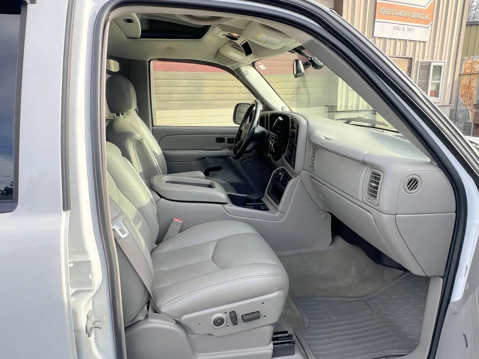 Used 2005 GMC Sierra 3500 SLT w/ Heavy-Duty Power Package image 16