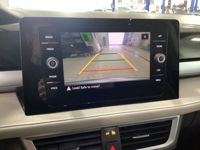 Certified 2025 Volkswagen Taos SE w/ Panoramic Sunroof Package image 13