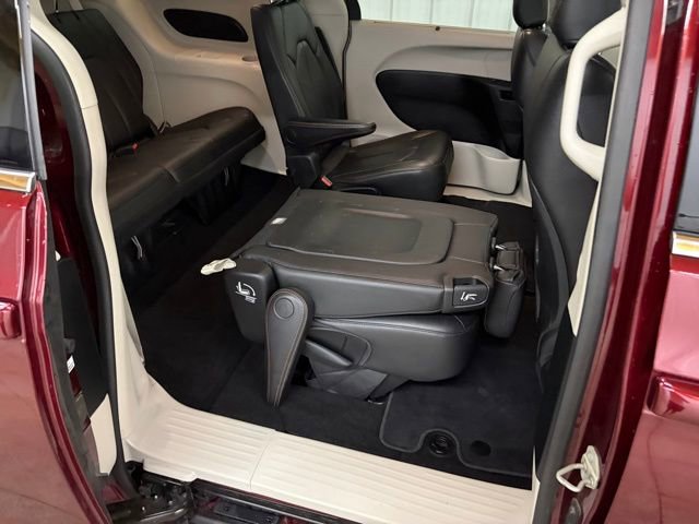 Used 2018 Chrysler Pacifica Touring-L FWD image 14