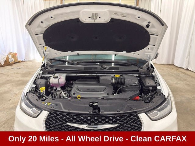 Used 2025 Chrysler Pacifica Select AWD/4WD image 28