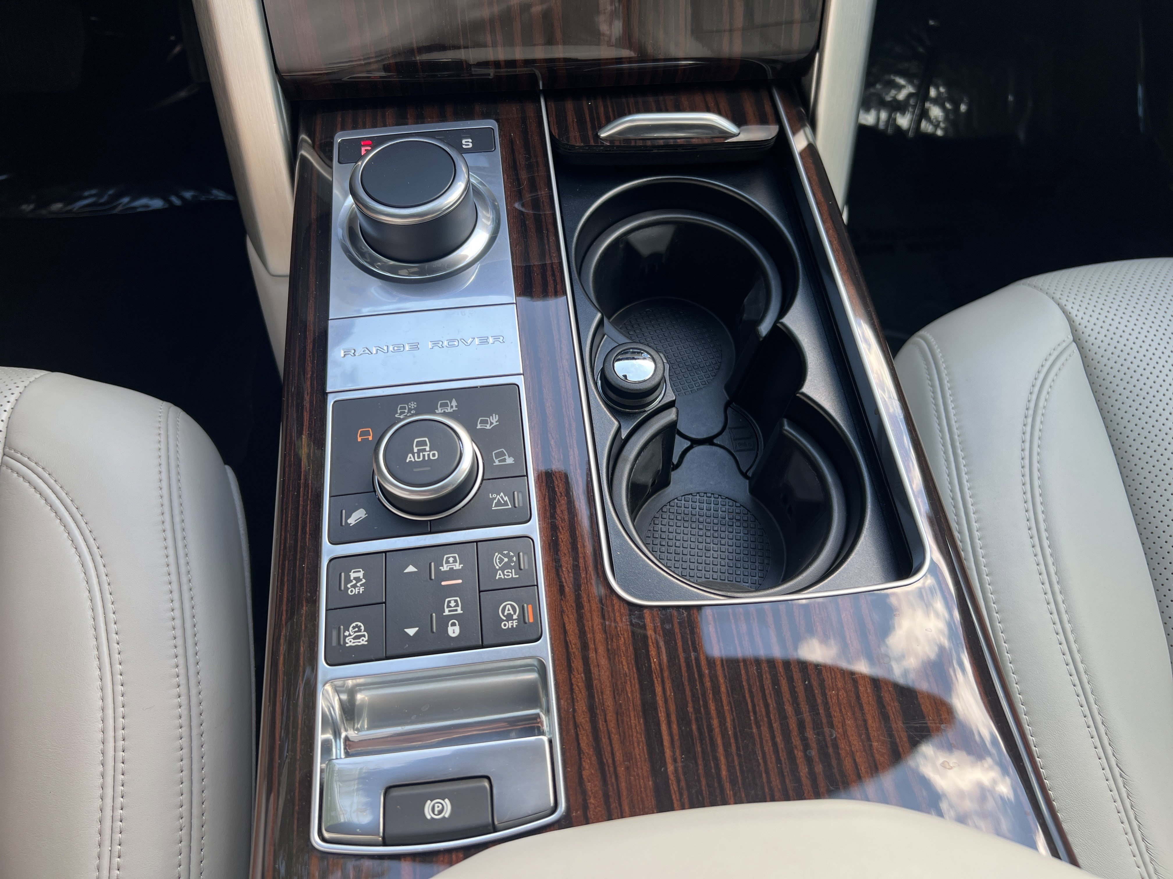 Used 2016 Land Rover Range Rover HSE image 15