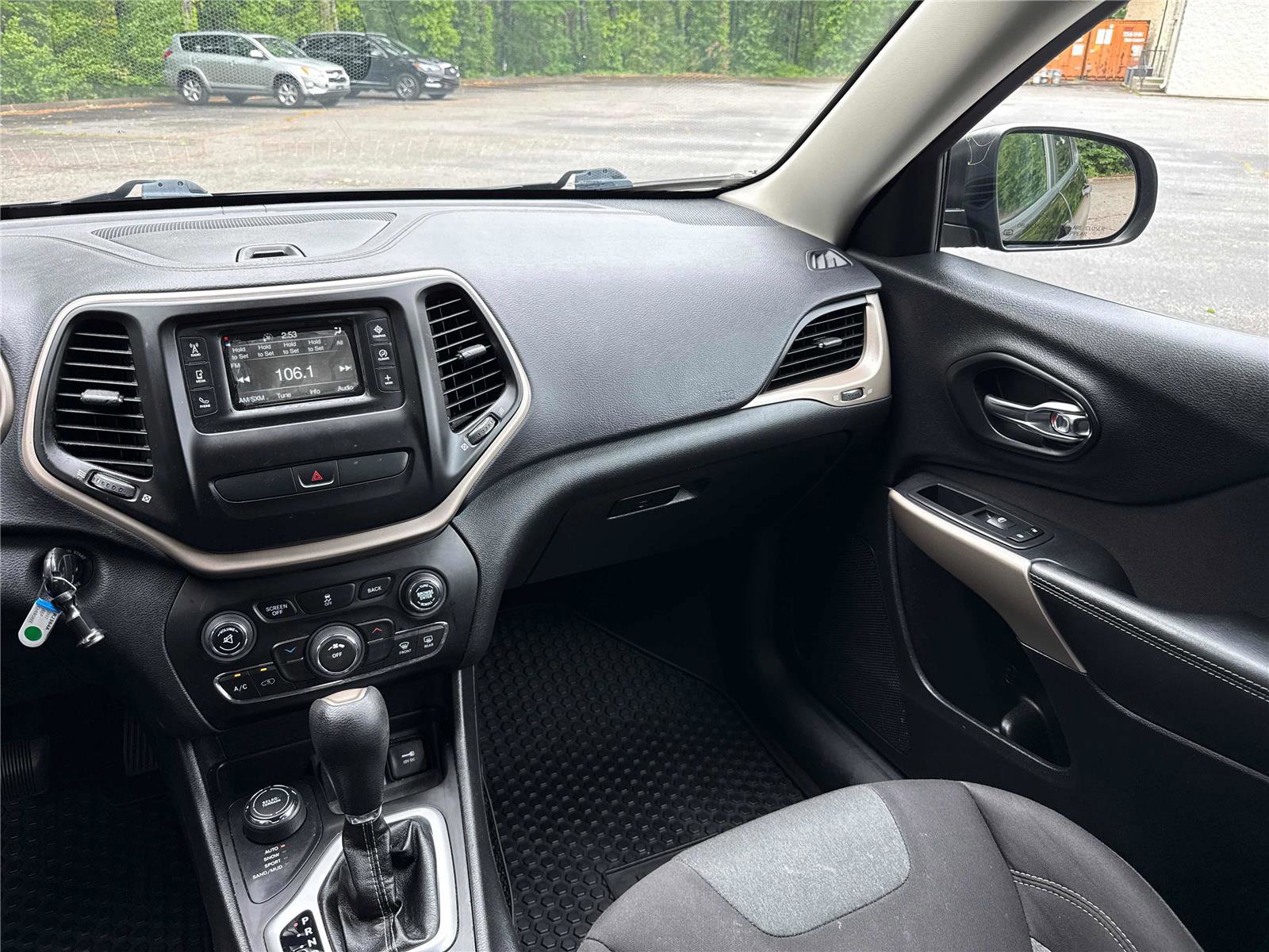Used 2017 Jeep Cherokee Sport w/ Cold Weather Group AWD/4WD image 15