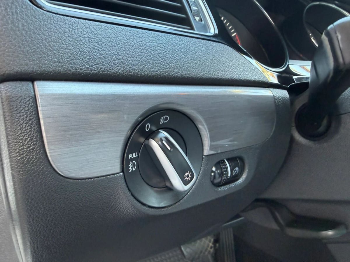 Used 2016 Volkswagen Jetta Sport FWD image 38