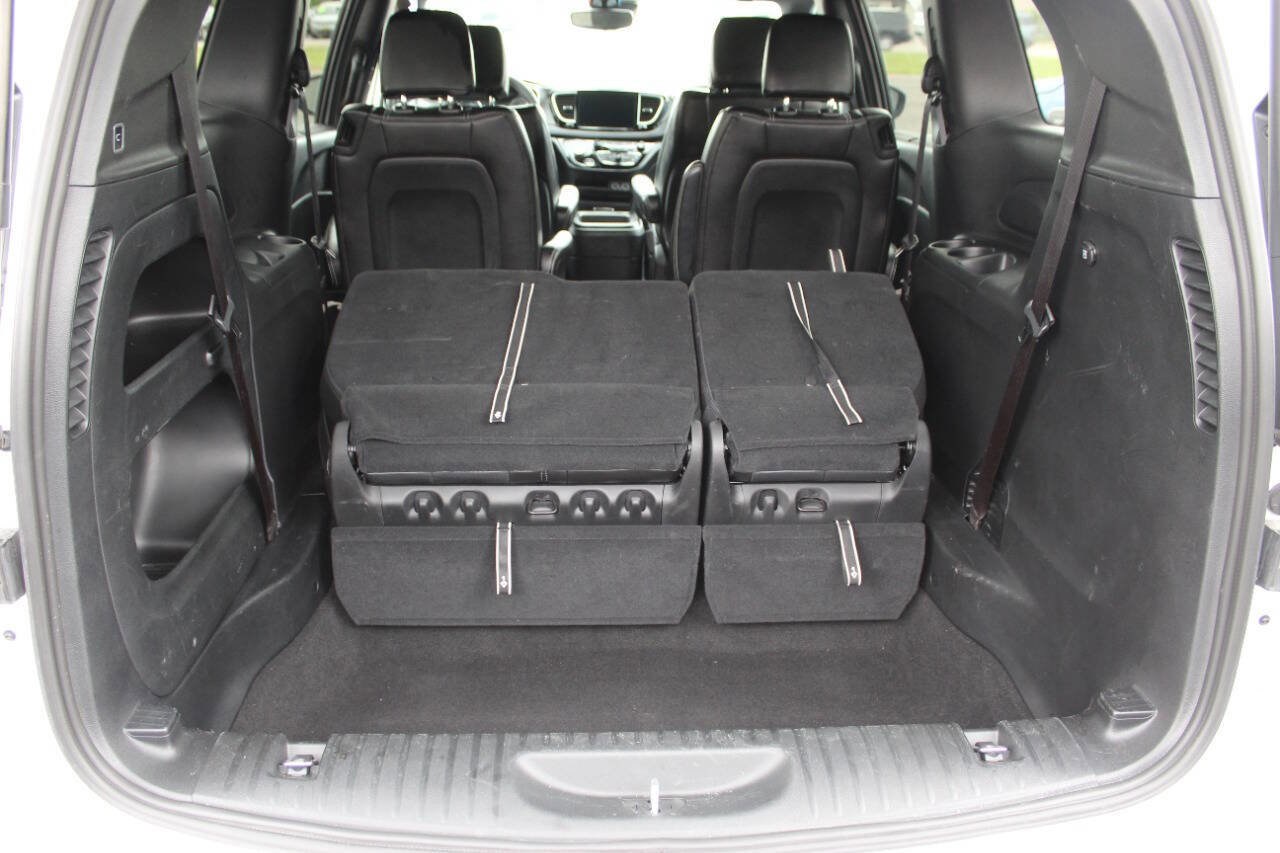 Used 2025 Chrysler Pacifica Select FWD image 14
