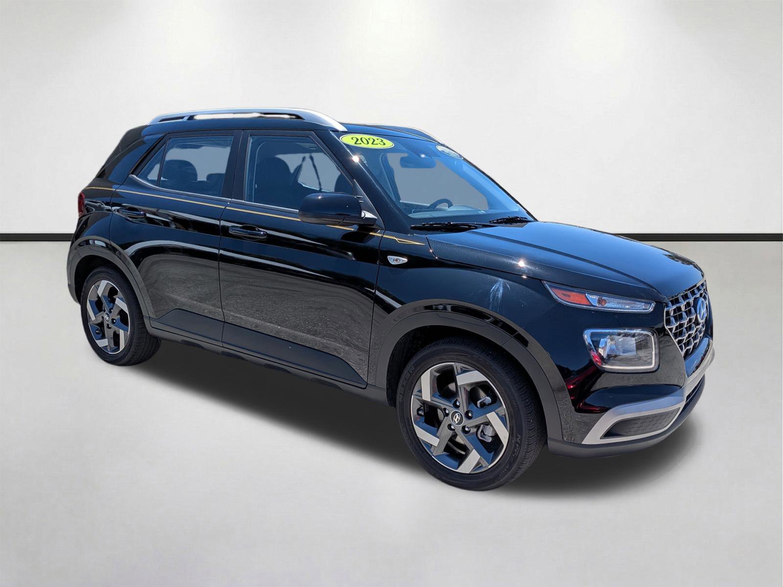 Used 2023 Hyundai Venue SEL FWD image 2