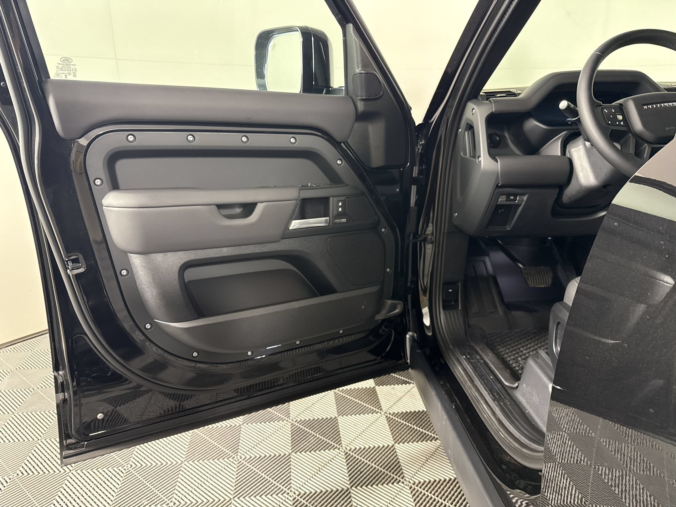New 2026 Land Rover Defender 130 X-Dynamic SE AWD/4WD image 5