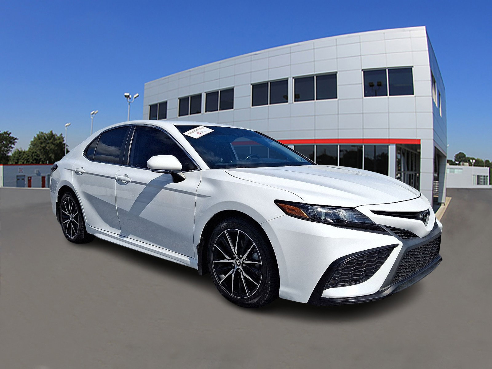 Certified 2022 Toyota Camry SE w/ Convenience Package image 1