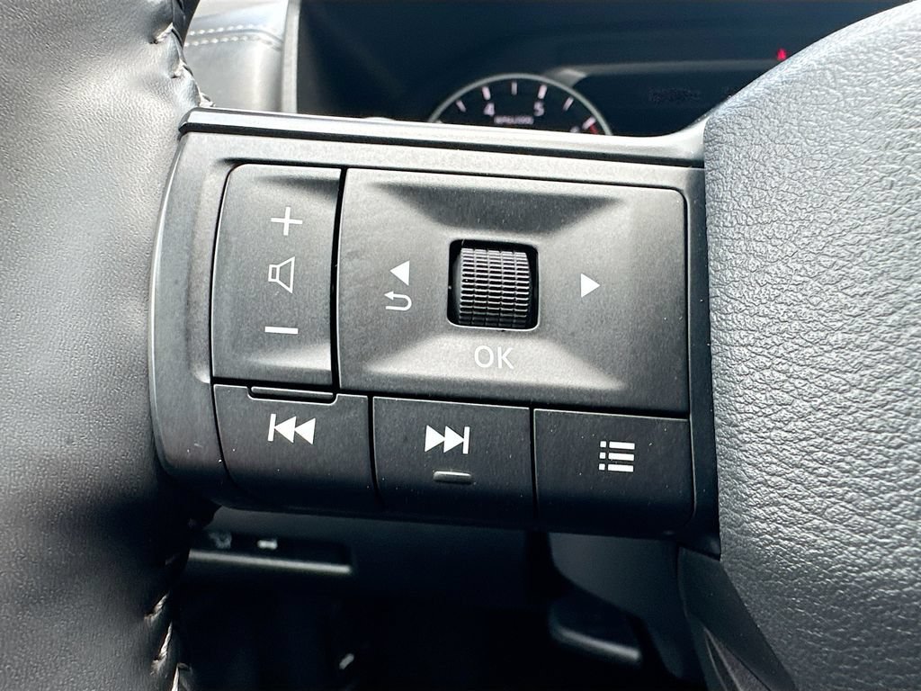 Certified 2025 Nissan Rogue SV FWD image 11