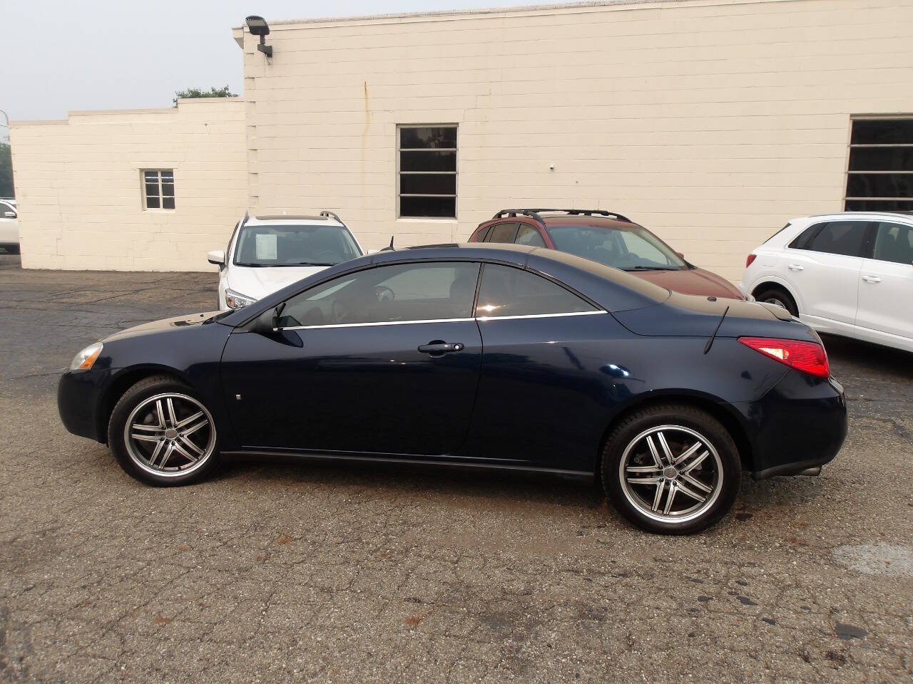 Used 2009 Pontiac G6 GT w/ Sport Package 1 FWD image 3