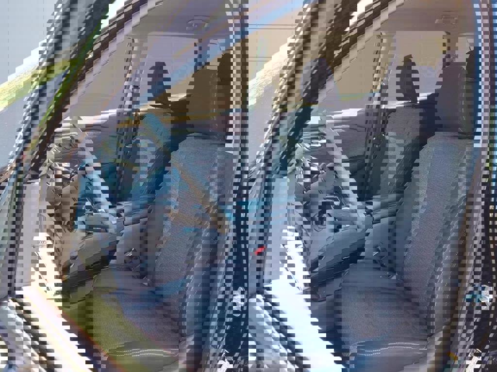 Used 2023 Nissan Rogue SV image 3