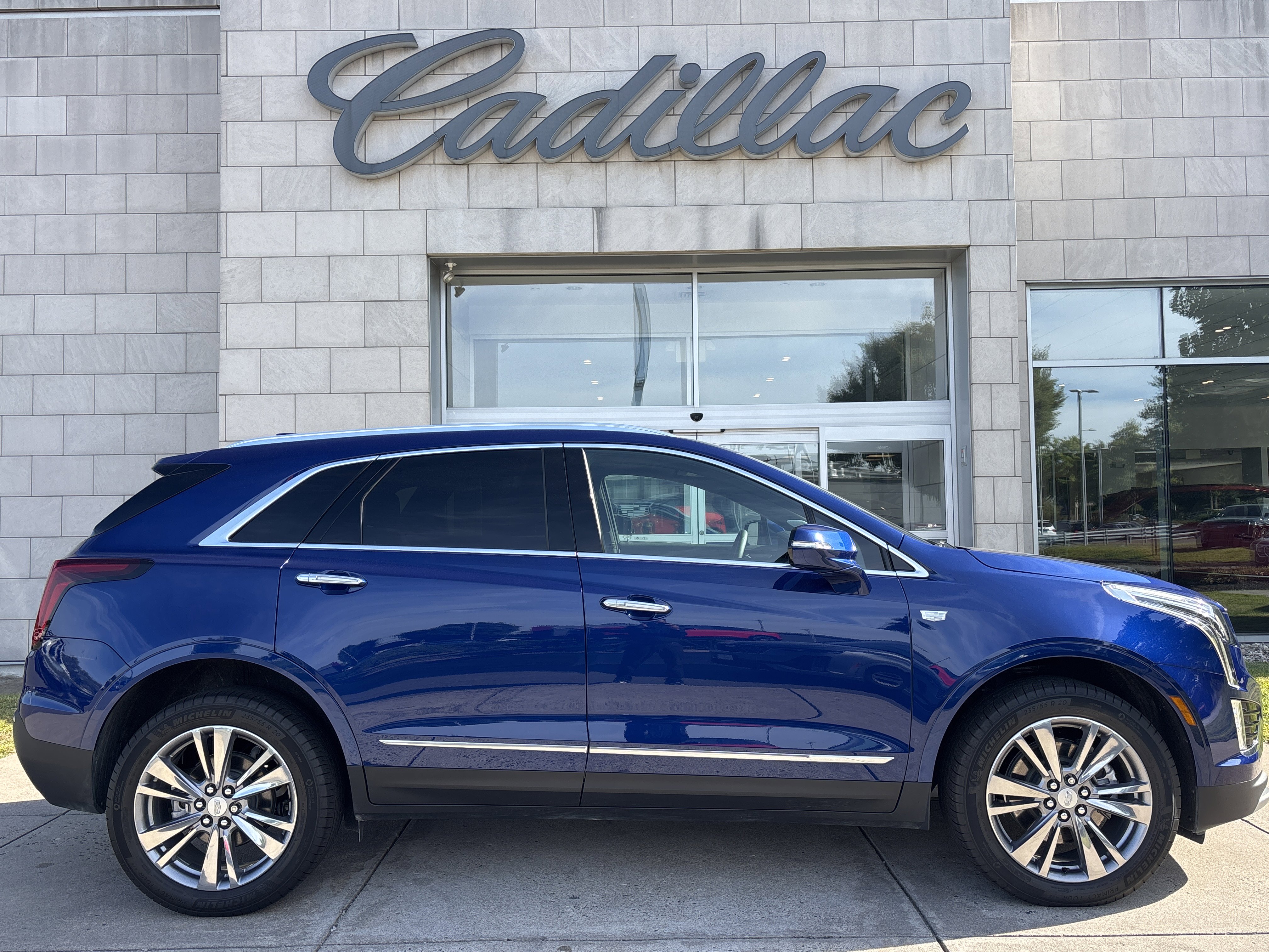 Used 2025 Cadillac XT5 Premium Luxury image 3