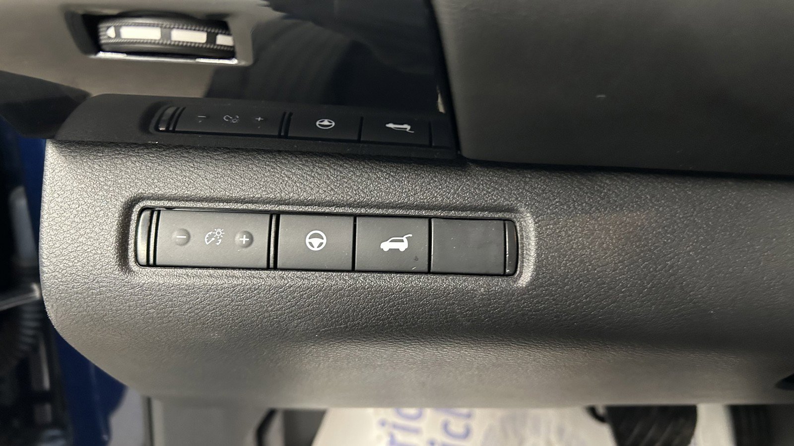 Used 2025 Nissan Pathfinder SV image 19