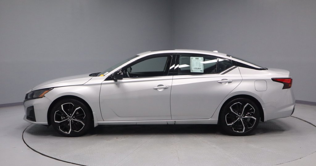 Used 2023 Nissan Altima 2.5 SR w/ SR Premium Package FWD image 5