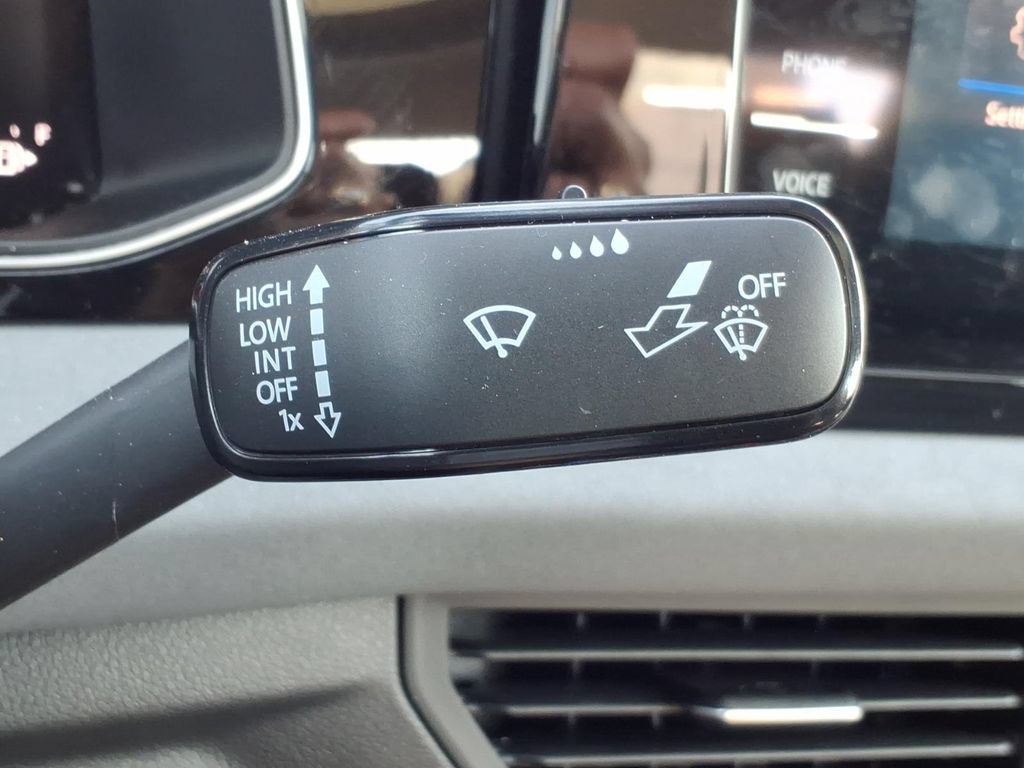Used 2025 Volkswagen Jetta SE w/ Sunroof Package FWD image 33