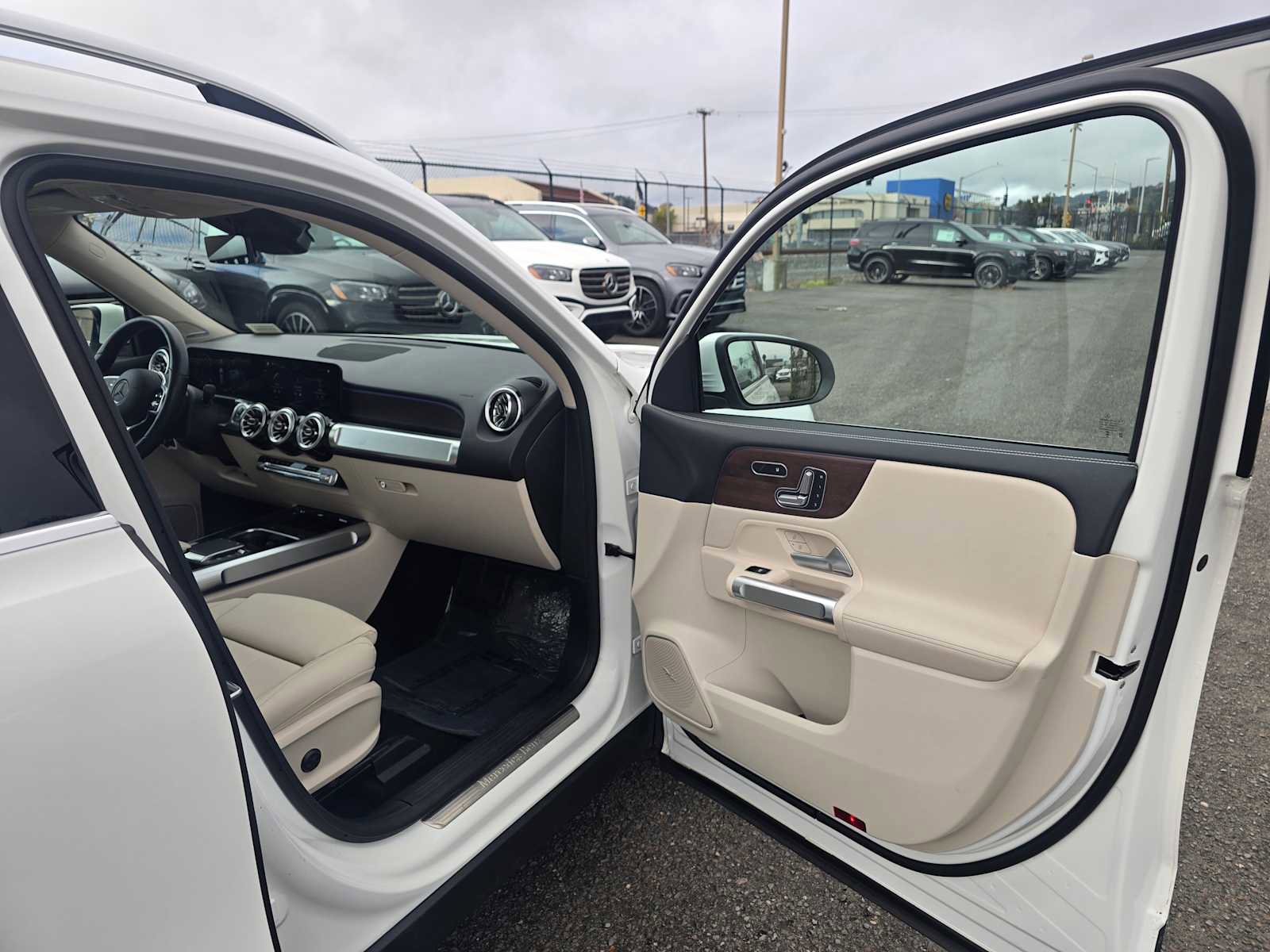 Used 2023 Mercedes-Benz EQB 300 4MATIC image 12