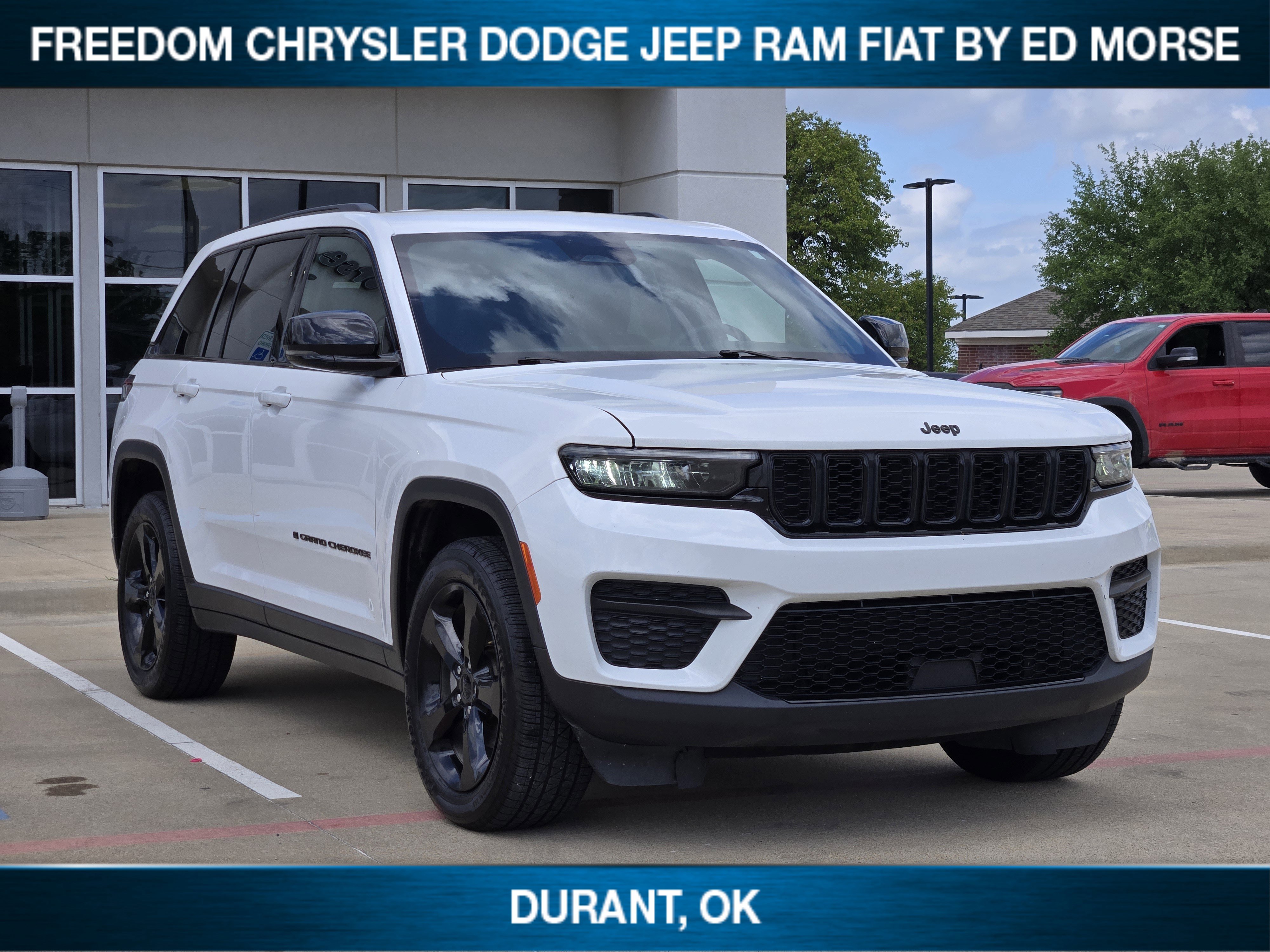 Used 2023 Jeep Grand Cherokee Altitude image 2