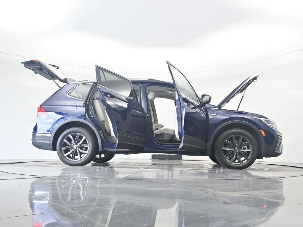 Used 2023 Volkswagen Tiguan SE w/ Panoramic Sunroof Package FWD image 43