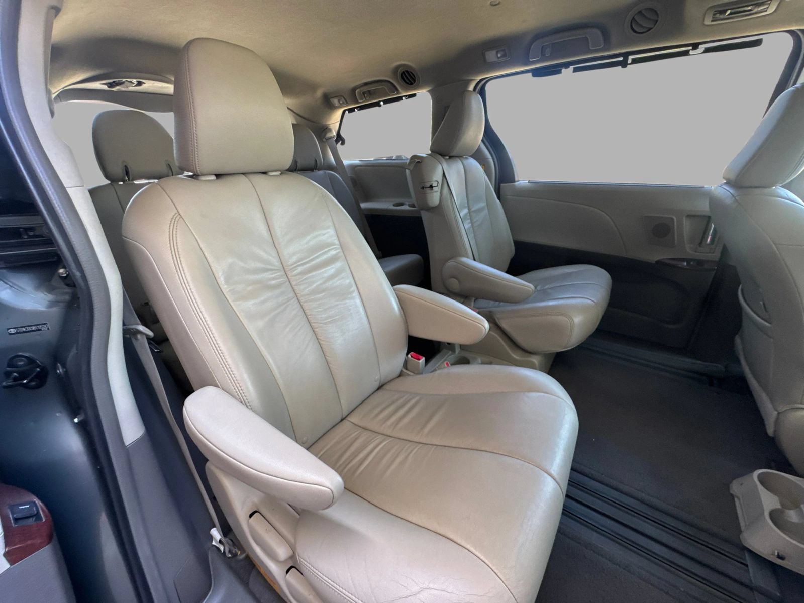 Used 2011 Toyota Sienna XLE w/ XLE Navigation Pkg FWD image 33