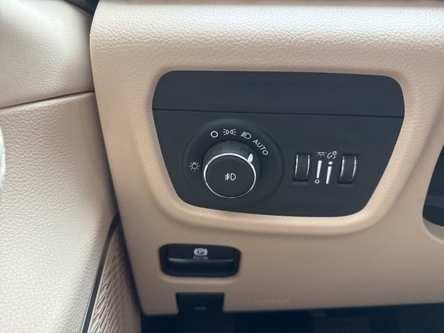 Used 2022 Jeep Grand Cherokee Limited w/ Luxury Tech Group II image 21