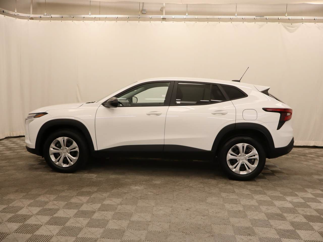 Used 2025 Chevrolet Trax LS FWD image 2