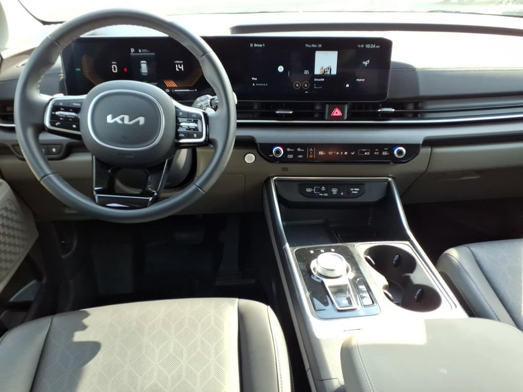 Used 2025 Kia Carnival EX image 9