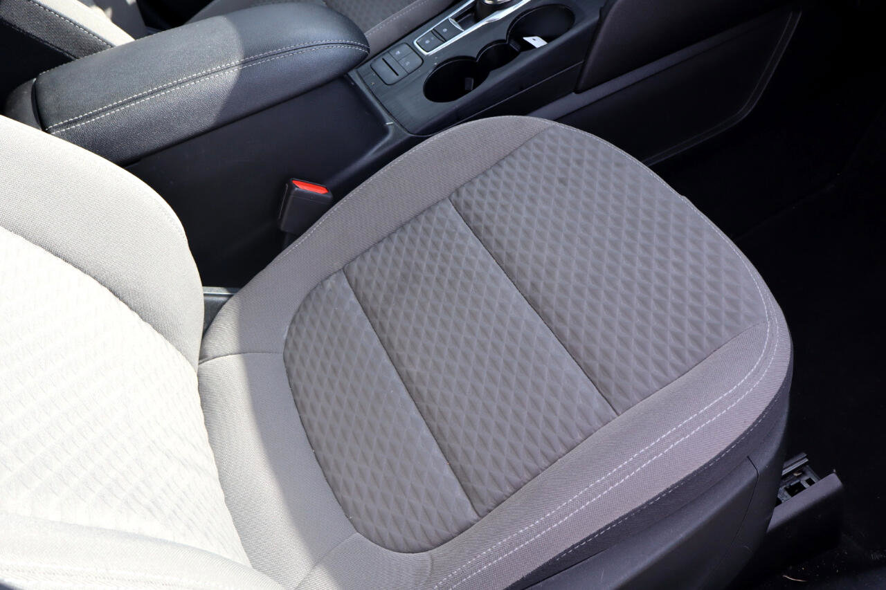 Used 2022 Ford Escape SE w/ Cold Weather Package image 19