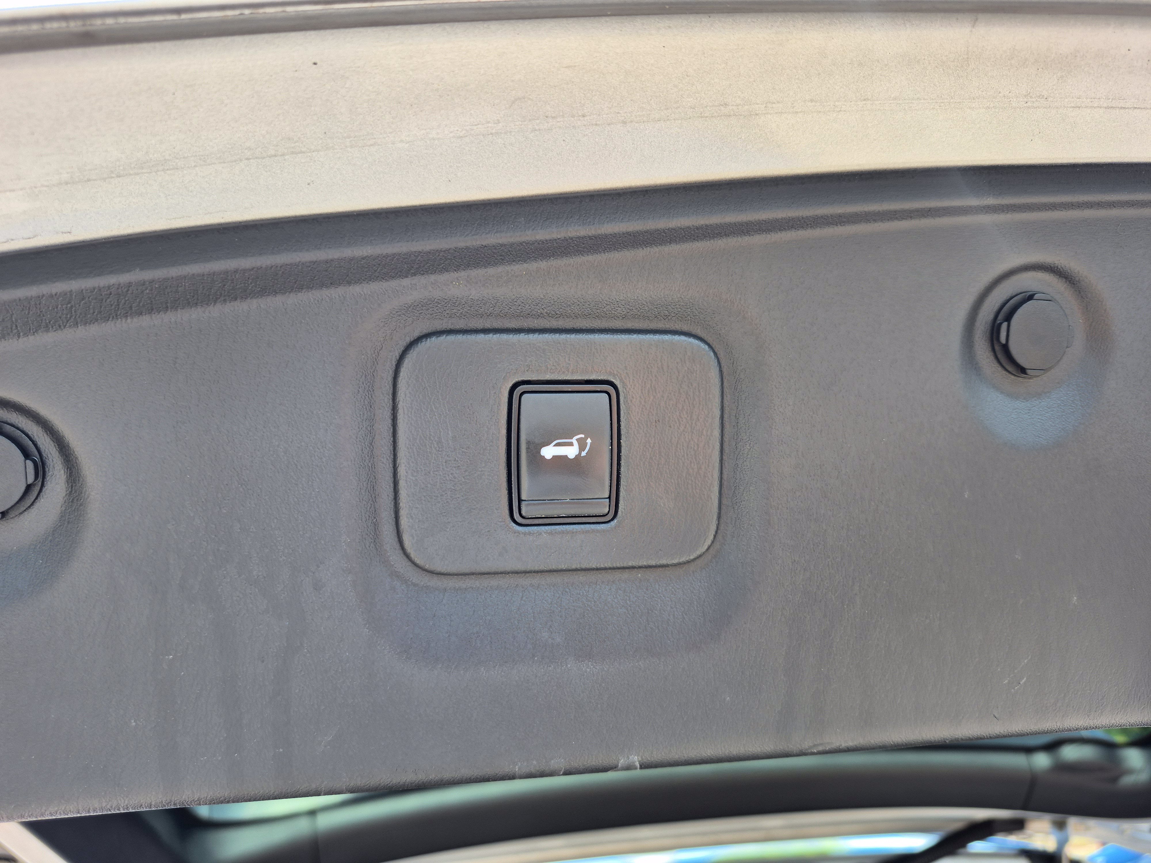 Used 2019 Nissan Pathfinder SL FWD image 12