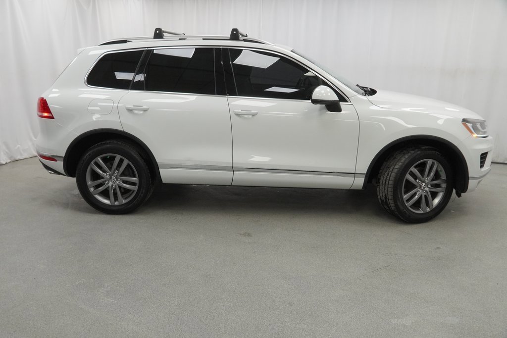 Used 2016 Volkswagen Touareg VR6 image 9
