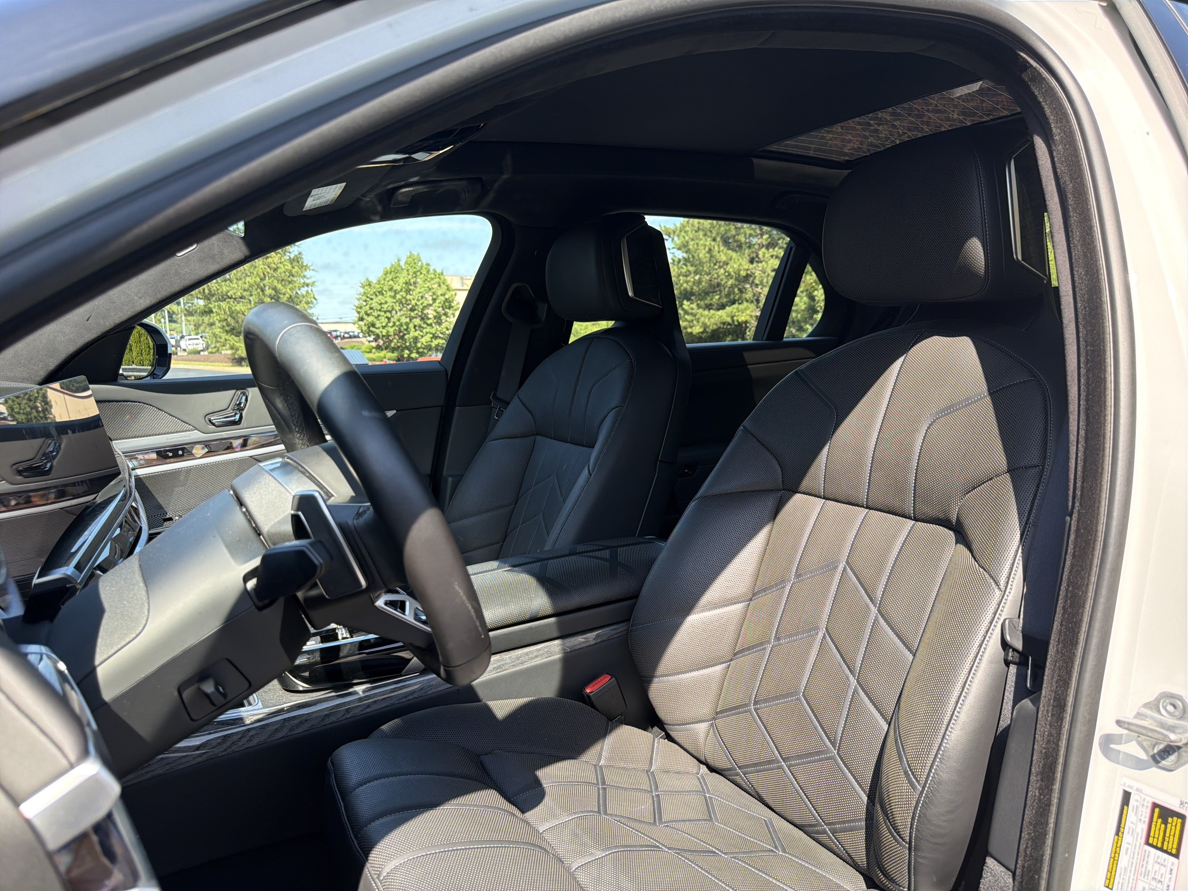 Used 2023 BMW 760i xDrive AWD/4WD image 7