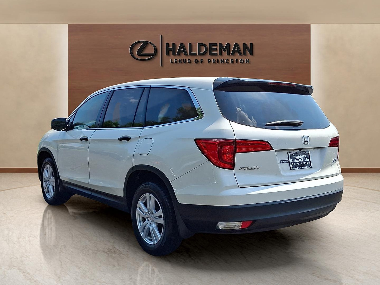 Used 2017 Honda Pilot LX image 4