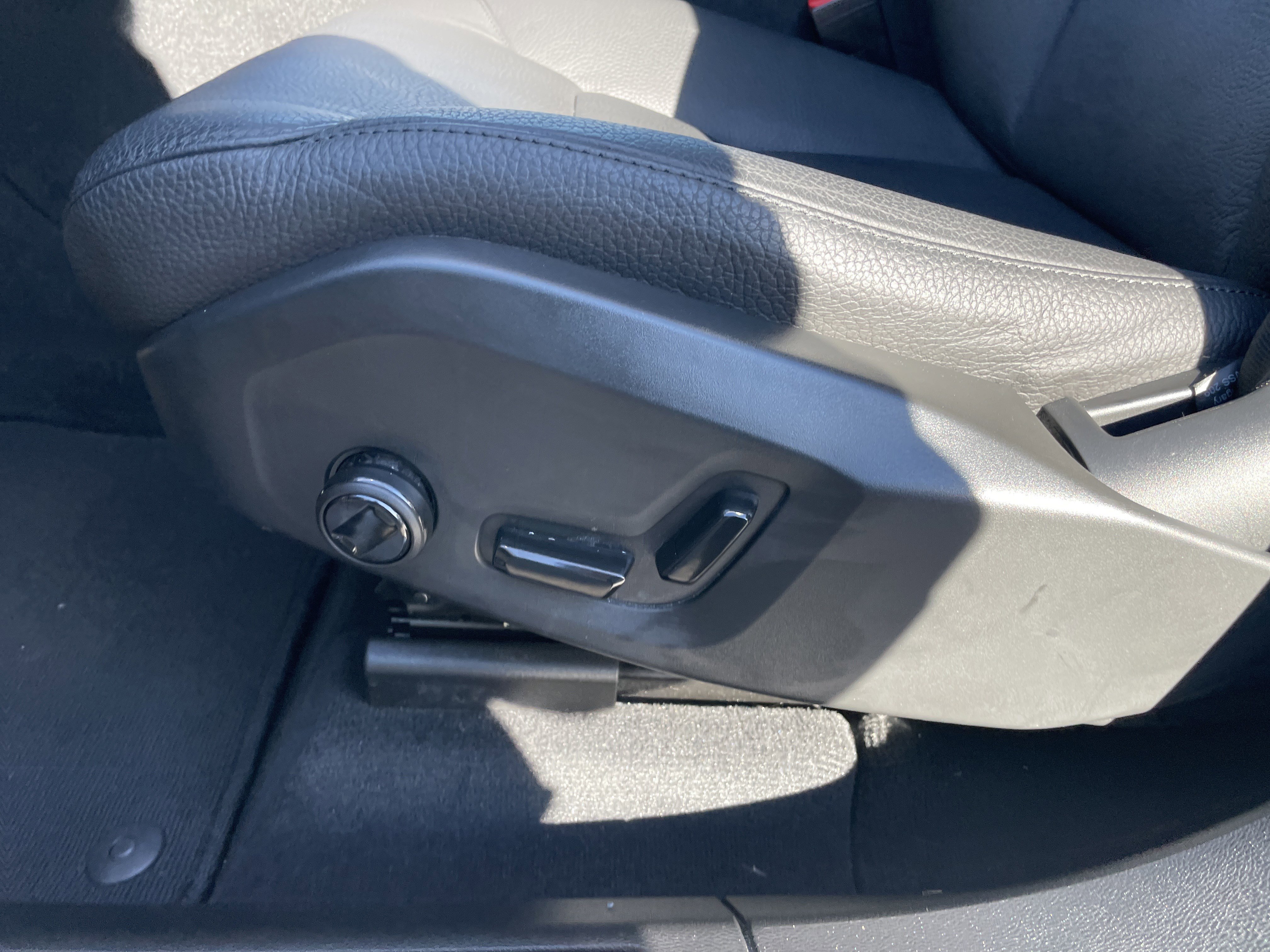 Used 2025 Volvo XC60 B5 Plus image 39