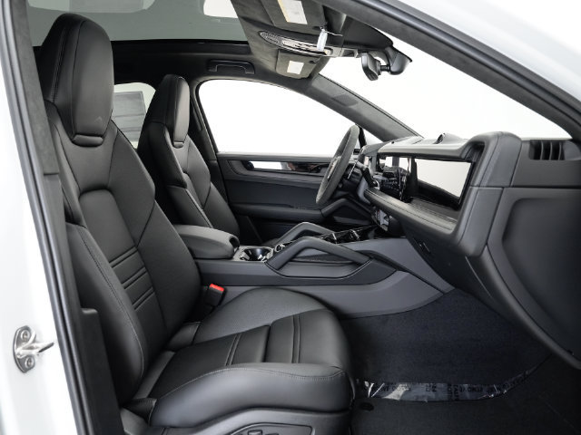 Certified 2025 Porsche Cayenne GTS AWD/4WD image 19