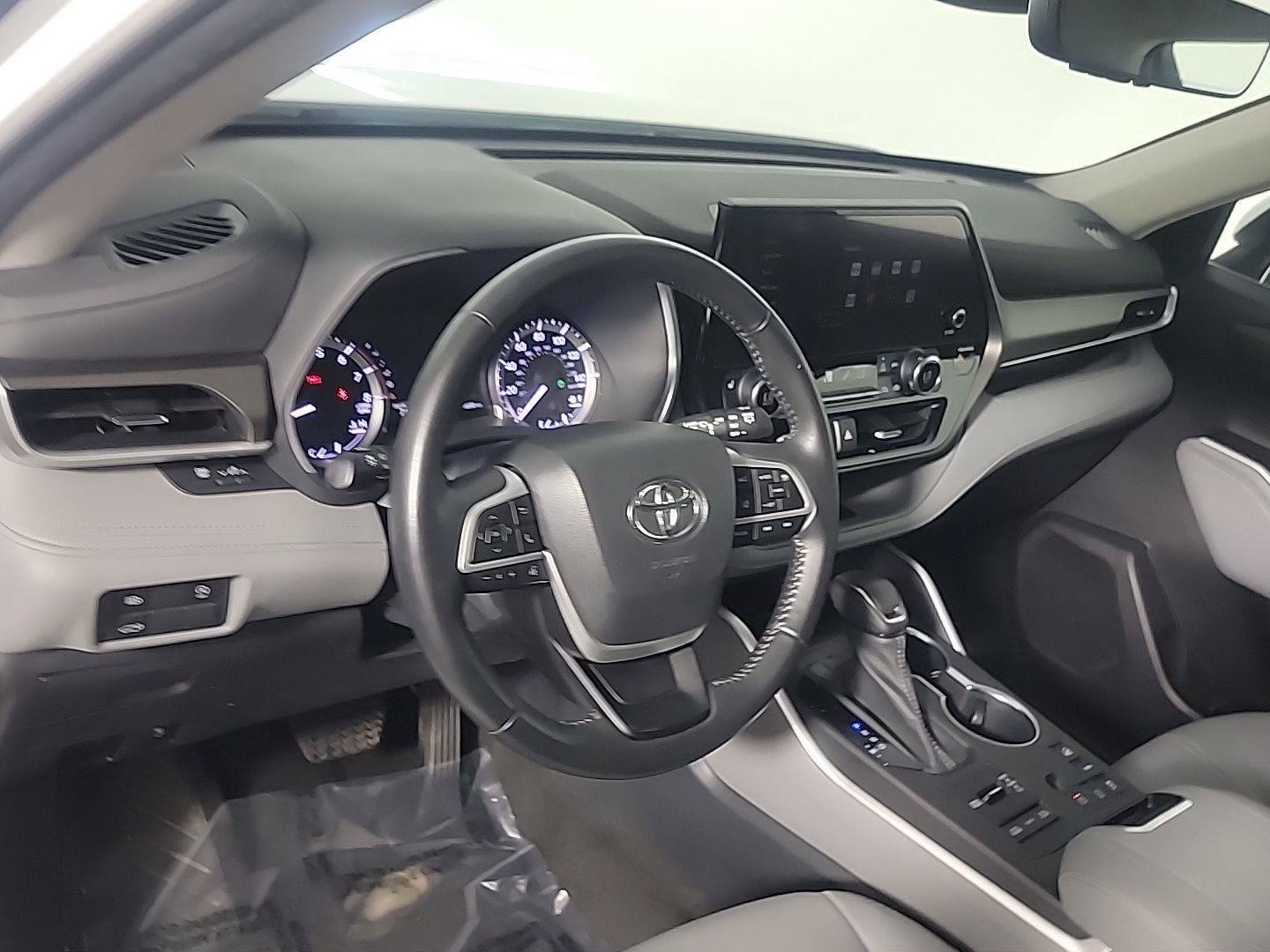 Used 2023 Toyota Highlander XLE AWD/4WD image 18