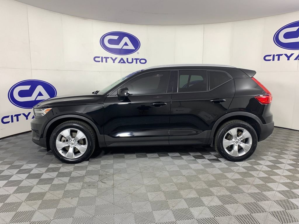 Used 2022 Volvo XC40 T5 Momentum image 6