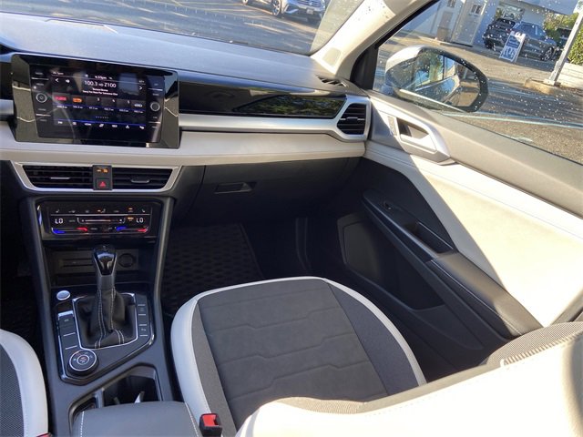 Used 2025 Volkswagen Taos SE image 15