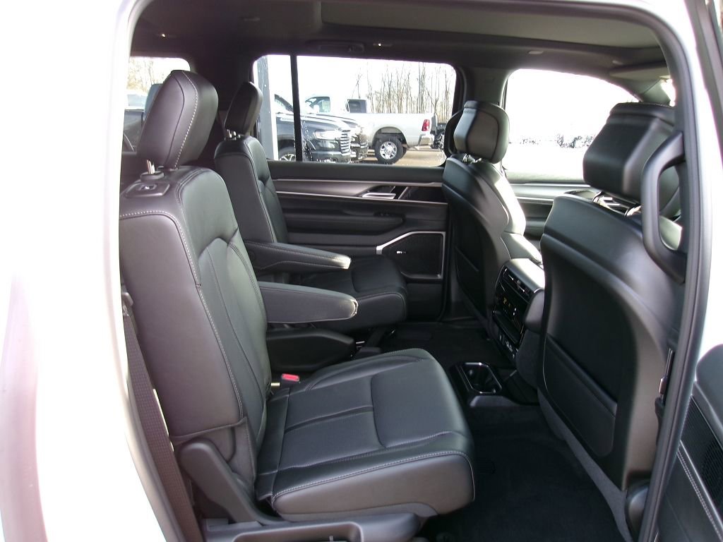 New 2025 Jeep Wagoneer L Series II w/ Premium Group I image 10
