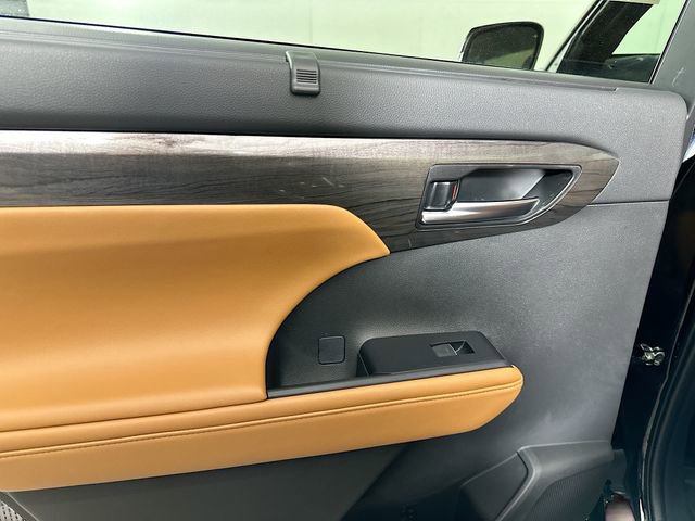 Used 2025 Toyota Highlander Platinum image 26