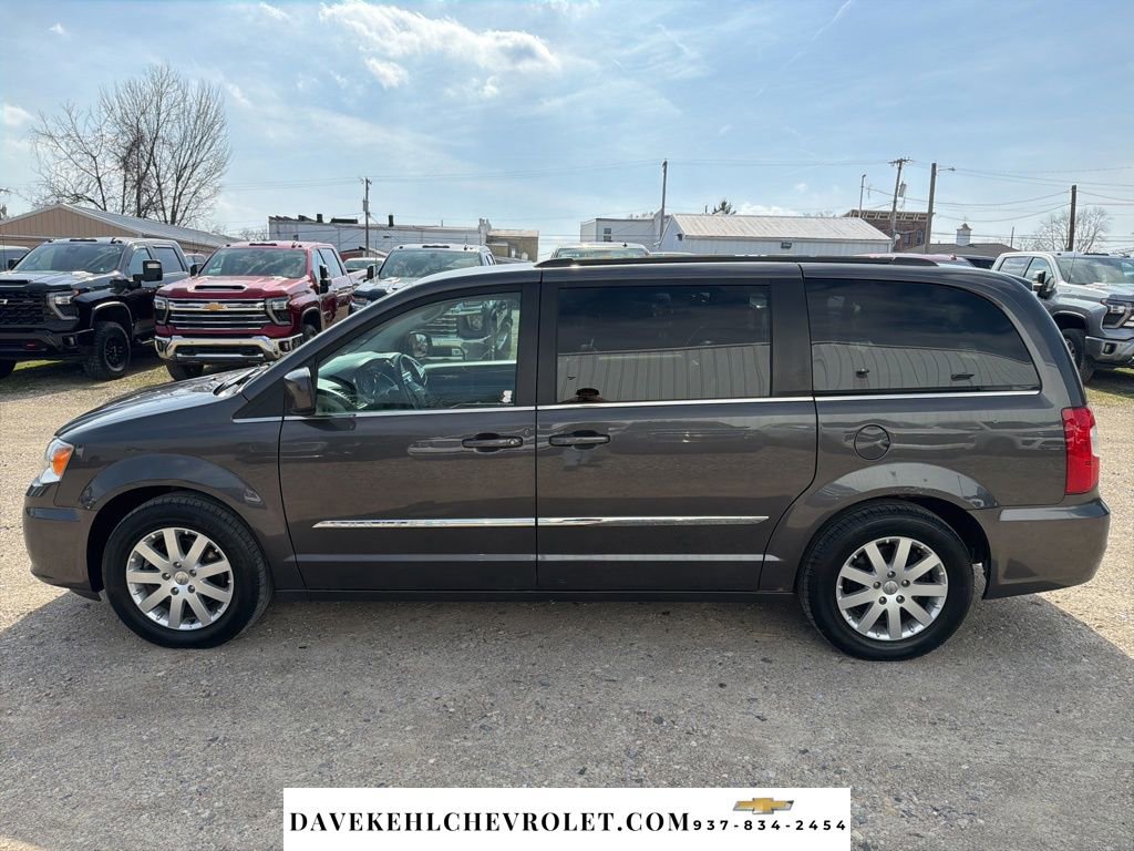 Used 2015 Chrysler Town & Country Touring image 3