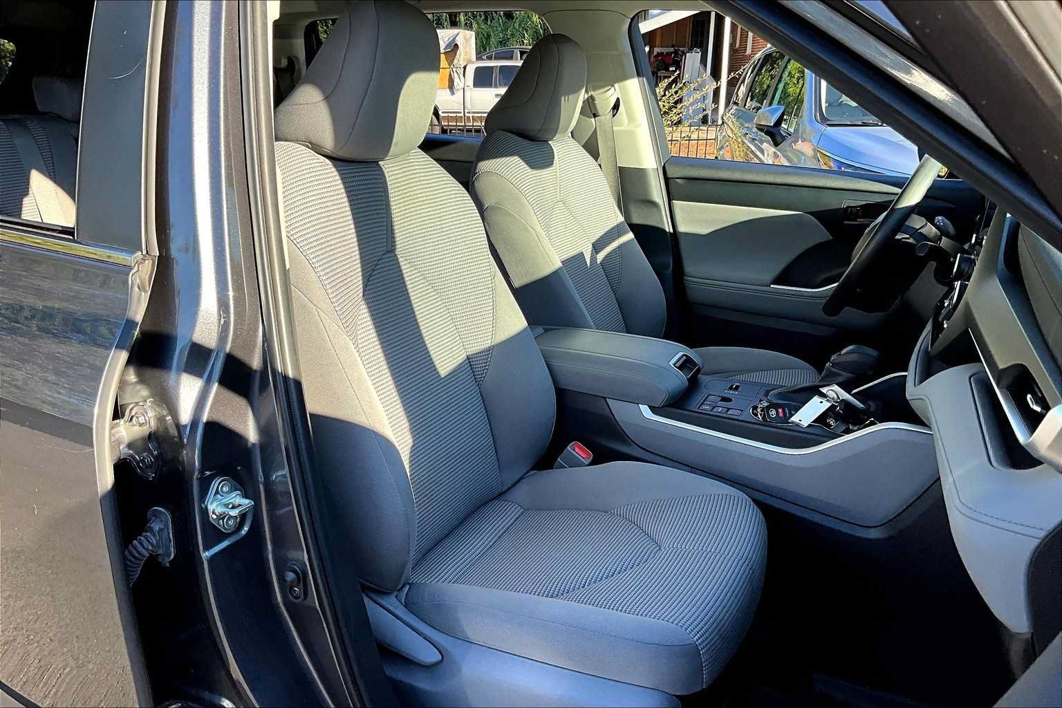 Used 2023 Toyota Highlander L FWD image 9
