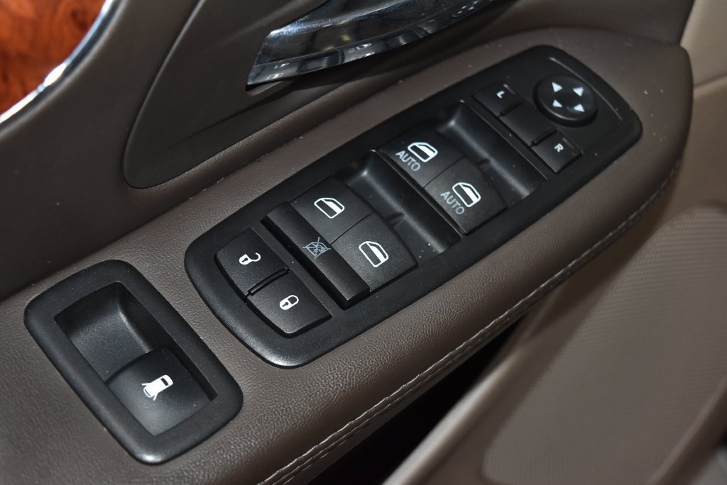 Used 2015 Chrysler Town & Country Touring-L w/ Driver Convenience Group FWD image 5