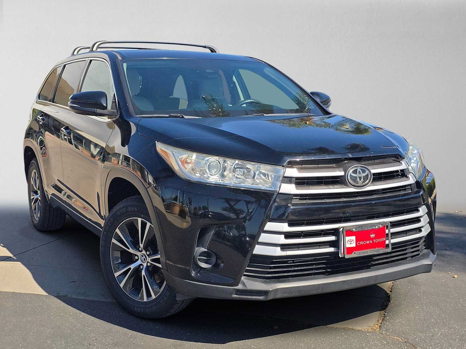 Used 2018 Toyota Highlander LE FWD image 1