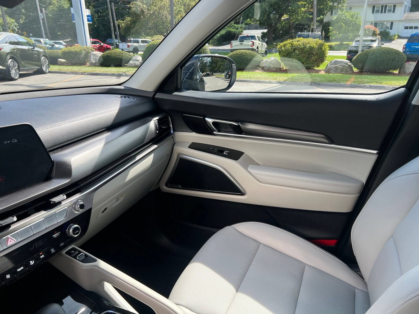 Used 2025 Kia Telluride S AWD/4WD image 28