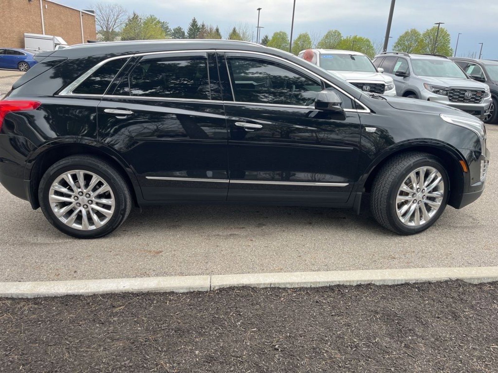 Used 2017 Cadillac XT5 Platinum w/ Driver Assist Package image 6